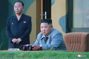 Der oberste Führer Kim Jong-un beobachtet einen Raketentest im Juli 2019. (Bild: EPA)