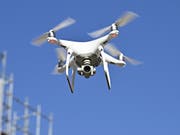 Für eine Drohne mit Kamera gilt in der Schweiz ab 1. Juni 2020 eine Registrierungspflicht. (Bild: KEYSTONE/APA/APA/HANS PUNZ)