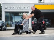 Josef und Mariann Mehri vor ihrer Garage in Grosswangen. (Bild: Dominik Wundelri, 21. August 2019)