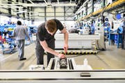 Ein noch stärkerer Franken könnte Schweizer Unternehmen vor Probleme stellen. Hier ein Bild eines Maschinenbauers der Firma Fritz Studer AG. (Bild: Christian Beutler/Keystone (Steffisburg, 19. April 2019))