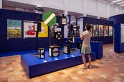 Blick in die Ausstellung «SBB CFF FFS» mit Stellwerksignal und Weichenlaternen von 1890. Bild: ZHdK