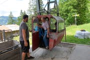 Sohn Stefan öffnet seinem Vater Josef Durrer die Türe der Spiesbahn. (Bild: Richard Greuter, Oberrickenbach, 20. Juni 2019)