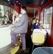An der Bar im legendären TEE von 1957. Bild:SBB Historic