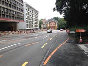 Die Situation auf dem Unteren Graben diese Woche: Das Trottoir auf der linken Seite der Strasse ist während der Bauarbeiten am UG25 nicht benutzbar. Auf der rechten Seite bleibt die Fussverbindung zwischen Kirchgasse und Platztor bestehen. Im Moment führt sie durchs Mangenpärklein. (Bild: Reto Voneschen - 21. August 2019)
