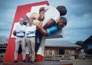 Stephan Schleiss (links) und Karl Kobelt vor der Esaf-Skulptur auf dem Zuger Stierenmarktareal. Bild: Stefan Kaiser (Zug, 13. August 2019)
