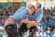 Aus Nachwuchsschwingern sind Königskandidaten geworden: Joel Wicki (links) und Pirmin Reichmuth. Bilder: Urs Flüeler/Keystone (Willisau, 2. Juni 2019)