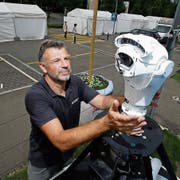 Andreas Lustenberger von der Firma AVS aus Hünenberg mit dem mobilen Überwachungssystem. (Bild: Stefan Kaiser, Zug, 21. August 2019)