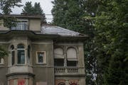 Teilansicht des Gebäudes an der Obergrundstrasse 99 in Luzern. Das Dach ist nur notdürftig mit Plastikblachen abgedeckt. Bild: Dominik Wunderli (Luzern, 23. August 2019)