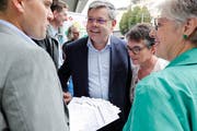 Nationalrat Franz Grüter (Mitte) und SVP-Kantonalpräsidentin Angela Lüthold, rechts, bei er Übergabe der Wahllisten. (Bild: PD)