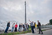 Eine Teilnehmerin des Stadtspazierganges misst mit einem Messgerät die 5G-Strahlenbelastung auf dem Lindenberg. (Bild: Urs Bucher (Gossau, 22. August 2019))