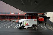 Seit 2015 sind beim Bäckereien-Zulieferer Pistor Elektro-LKW im Einsatz. Andere Transportunternehmen setzen hingegen auf Wasserstoff oder Gas. (Bild: Eveline Beerkircher, Rothenburg, 25. Juni 2015)