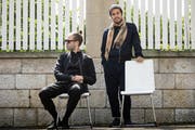 Lorenz «Lo» Häberli (links) und Luc «Leduc» Oggier posieren in Olten auf Stühlen, die mit «Gratis zum Mitnehmen» angeschrieben waren. (Bild: Chris Iseli, 21.8.2019, Olten)
