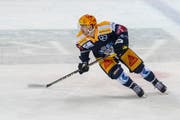 Lino Martschini, hier bei einem Spiel gegen den HC Ambri Piotta, bleibt beim EVZ. Bild: Urs Flüeler (Zug, 3. Maerz 2019)