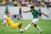 Milan Vilotic (im Bild rechts gegen Marco Reus von Borussia Dortmund) ist am Sonntag wieder im Aufgebot des FC St.Gallen gegen Lugano. (Bild: Claudio Thoma/Freshfocus - 30. Juli 2019)
