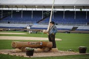 Neben den Sportlern sind sie der Blickfang in der Esaf-Arena: Die Brunnen, an denen sich die Schwinger erfrischen, sind von der Korporation Zug und vom Bildhauer Daniel Züsli hergestellt worden. Sie zeigen beispielsweise einen Alphornbläser. (Bilder: Stefan Kaiser, Zug, 23. August 2019)