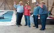 Das OK begutachtet die Scheune: Gody Schranz, Paul Müller, Urs Schürch und Roger Tschuor (von links nach rechts).Bild: Maria Schmid (Baar, 23. August 2019)