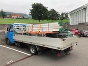 Dieser überladene und nicht betriebssichere Lieferwagen wurde von der Polizei aus dem Verkehr gezogen. (Bild: Kapo Schwyz, Goldau, 22. August 2019)