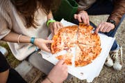 Für rund 19 Millionen Franken pro Woche bestellen Schweizer Essen nach Hause. Die Pizza ist weiterhin am beliebtesten. (Bild: Getty)