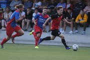 Patrick Wyrsch (am Ball) will mit dem FC Schattdorf den ersten Saisonsieg einfahren. (Bild: Urs Hanhart, Schattdorf, 14. August 2019)