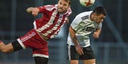 Der Sarner Nando Omlin (links) im Kopfballduell mit dem Willisauer Zeljko Karajcic. Bild: Dominik Wunderli (Sarnen, 22. August 2019)