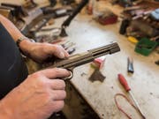 Ein Jugendlicher ist beim Hantieren mit einer Faustfeuerwaffe durch einen Schuss tödlich verletzt worden. (Bild: KEYSTONE/CHRISTIAN BEUTLER)