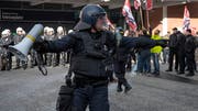24. November 2018: Eine Handvoll Demonstranten der Partei national orientierter Schweizer (Pnos) wendet sich gegen den Migrationspakt. Die Polizei trennt die Pnos-Anhänger von Hunderten von Gegendemonstranten. (Bild: Keystone/Georgios Kefalas)