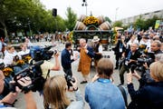 Moderator Nik Hartmann (links) wollte von OK-Präsident Heinz Tännler (mitte) wissen, ob er das erste Mal ein Bierfass ansticht. (Bild: Stefan Kaiser, Zug, 23. August 2019)