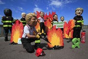 Demonstranten machen sich über die Staatschefs der G7 lustig. (Bild: Peter Dejong/AP, Biarriatz, 23. August 2019)