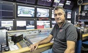 Regisseur Beni Giger am Arbeitsplatz im Regiewagen. Bild: Keystone /Alexandra Wey (Zug, 23. August 2019)