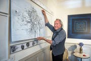 Der Künstler und Jazz-Maler Werner Meier vor seinen Kunstwerken bei sich zu Hause in Luzern. (Bild: Dominik Wunderli)
