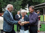 Bankratspräsident Daniel Dillier (links) überreicht Kiss-Präsidentin Pia Halter und Geschäftsleiter Armin Beck den Preis. Bild: Marion Wannemacher (Sarnen, 22. August 2019)