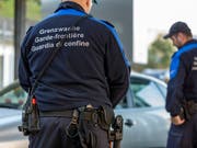 Ein Albaner und eine Griechin sind am Grenzübergang Thayngen (SH) mit vier Kilogramm Kokain - versteckt in der Stossstange - geschnappt worden. (Bild: KEYSTONE/GAETAN BALLY)