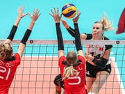 Captain Laura Künzler (links) schliesst einen erfolgreichen Schweizer Angriff ab (Bild: KEYSTONE/EPA/MARTIN DIVISEK)
