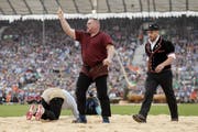 Christian Stucki (Mitte) jubelt neben Pirmin Reichmuth im 1. Gang. (Bild: KEYSTONE/Alexandra Wey)