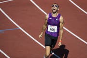 Kariem Hussein lässt nach seinem Sieg über 400 m Hürden an der Schweizer Meisterschaft die Emotionen raus. (Bild: Peter Klaunzer/Keystone, Schützenmatte Basel)