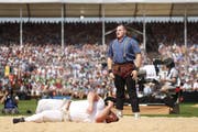 Joel Wicki (rechts) freut sich nach seinem Schwung gegen Jonas Lengacher im 3. Gang. (Bild: KEYSTONE/Alexandra Wey, Zug, 24. August 2019)
