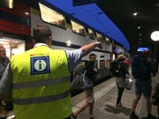 Das SBB-Personal leitete die Fans zur nächsten Unterführung. (Bild: Zoe Gwerder, Zug, 24. August 2019)