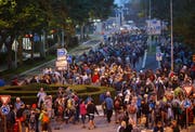 Die Menschenmassen strömen vom Bahnhof weg zum Festareal. (Bild: Stefan Kaiser, Zug, 24. August 2019)