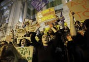 Am 23. August protestierten Demonstranten in Rio de Janeiro gegen die Untätigkeit der Regierung. (Bild: Keystone)