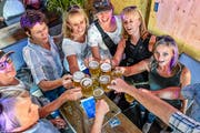 Beste Stimmung auf dem Festgelände. (Bild: Christian H. Hildebrand, Zug, 24.August 2019)
