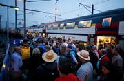 Beim Gleis 7 wurde es schnell mal eng. Die Fans blieben aber gelassen. (Bild: Stefan Kaiser, Zug, 24. August 2019)