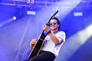 Ein Lächeln reicht, und er hat das Arboner Publikum auf seiner Seite: Bastian Baker. (Bild: Donato Caspari)