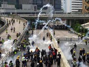 Tränengaswolken in den Strassen Hongkongs: Erneut sind die Proteste gegen das chinesische Regime ausgeartet. (Bild: KEYSTONE/AP/VINCENT YU)