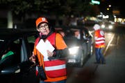 Irene Annen bei der Parkkarten-Kontrolle. (Bild: Stefan Kaiser, Zug, 24. August 2019)
