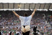 Publikumsliebling: Der Thurgauer Domenic Schneider jubelt.(Bild: KEYSTONE/Alexandra Wey)