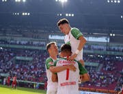 Stephan Lichtsteiner (links) jubelt mit Ruben Vargas (oben) über dessen erstes Bundesligator. (Bild: Imago)
