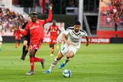 Loris Benito (rechts) ist erstmals für Bordeaux erfolgreich.