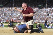 Christian Stucki jubelt nach seinem Sieg im Schlussgang gegen Joel Wicki. (Bild: Keystone/Ennio Leanza)