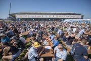 Das Public Viewing bei der Schwingarena. (KEYSTONE/Urs Flüeler)
