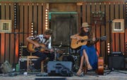 «Famous October» zum Auftakt: Rene Coal Burrell und seine Frau Sarah Bowmann eröffneten das Festival mit einfühlsamen Indie-Folk- Darbietungen. Bild: Patricia Helfenstein (Sarnen, 24. August 2019)